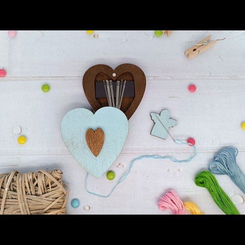 Wooden needle organizer - Blue heart