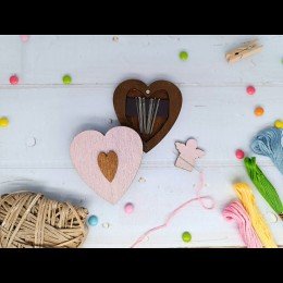 Wooden needle organizer - Pink heart