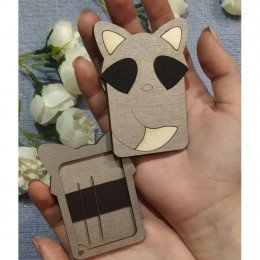 Wooden needle organizer - Raccoon