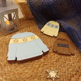 Wooden needle organizer - Yellow sweater