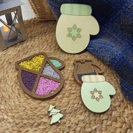 Wooden needle organizer - Green mitten