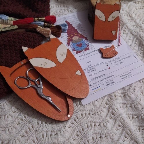 Wooden needle organizer - Fox