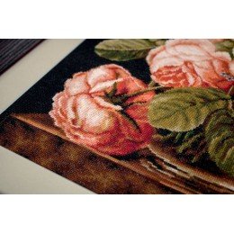 Luca-S - Vase of roses