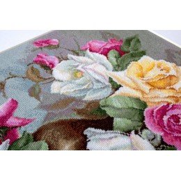 Luca-S - Vase with roses