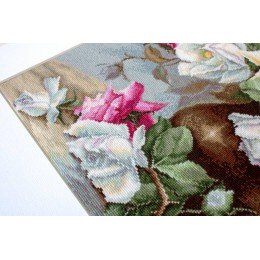 Luca-S - Vase with roses