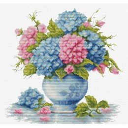 Luca-S - Vase with hydrangea